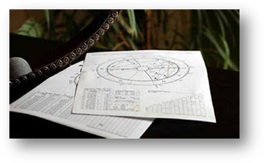 L’un des piliers de l’astrologie évolutive est la prise de conscience de soi. Elle encourage chacun à explorer ses motivations profondes, à identifier ses schémas récurrents et à observer les dynamiques inconscientes qui influencent ses choix.