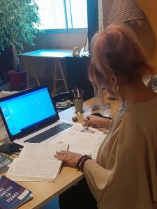 Véronique Sorrentino évolue dans le domaine de l’astrologie et de la psychologie depuis plus de nombreuses années. Consultante, formatrice, auteure et chercheuse, elle allie son expertise d'astrologue et de psychothérapeute pour offrir une approche à la fois profonde et accessible.